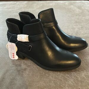 NWT BareTraps Sienna Boots Black